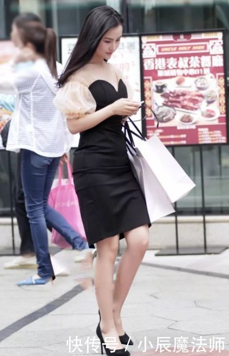 # 美女#看上去十分的酷帅,街拍:美女一个人逛街