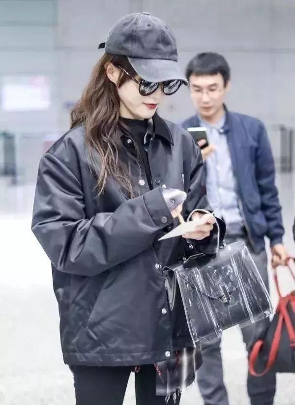 昨天的塑料袋你爱搭不理,今天的塑料袋只有时髦女孩看得起