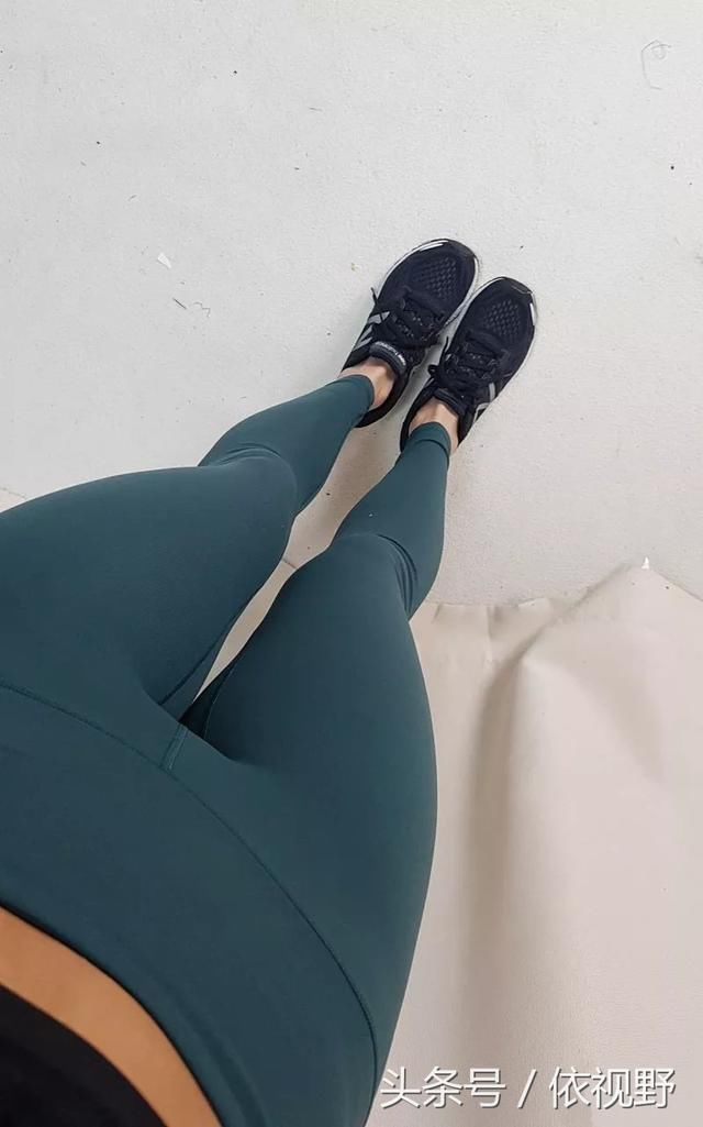 身穿紧身打底裤的姐姐，玩起了自拍，显得十分俏皮可爱