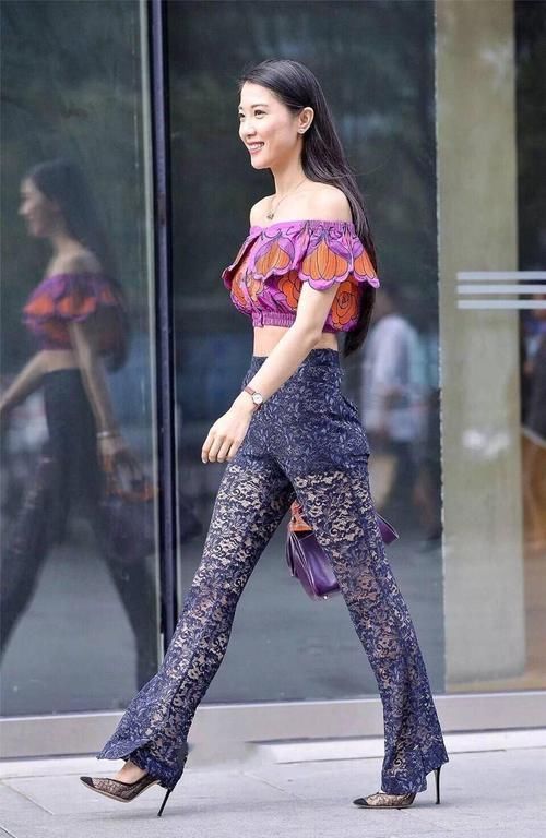  纹饰|妹子嫌裤子不够炫，就“贴上”一层花纹，还能大步流星