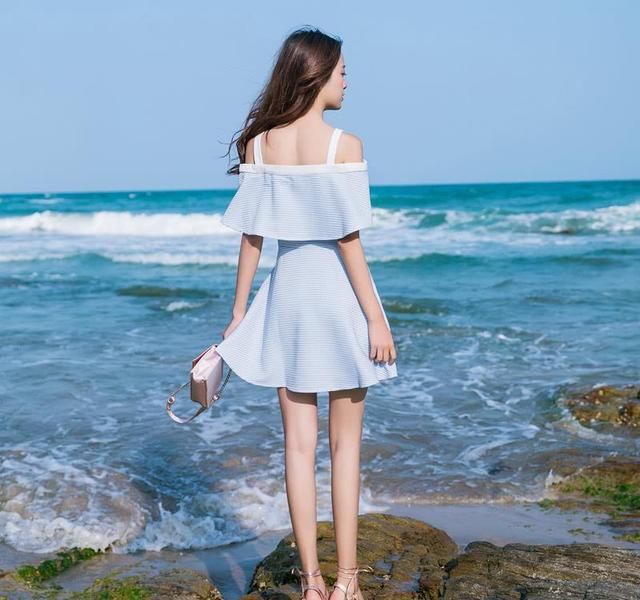 裙子别再穿了、现下流行“一字肩”仙女裙，显白显嫩显腿长、真美