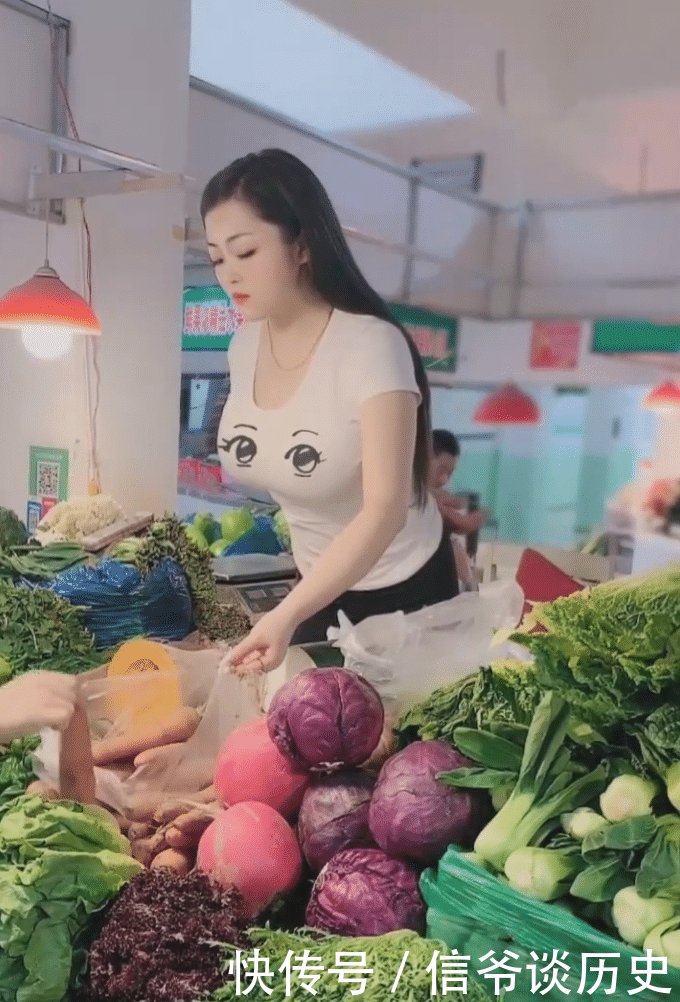 菜市场买胡萝卜的美女, 看起来好贤惠