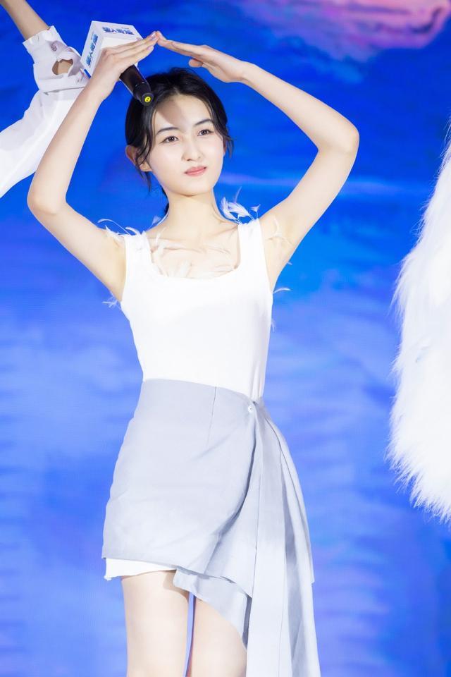 『感觉』有种变化叫张子枫减肥,穿两根筋背心高级感十足,大长腿让我酸了