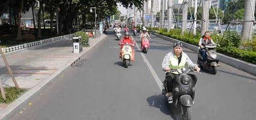 中国的“电驴之城”，电瓶车数量是汽车的4倍，还有专用信号灯！