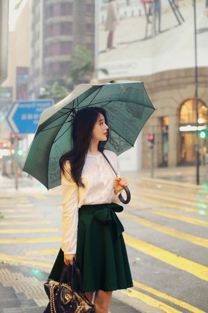  「半身裙」小美女身穿半身裙，非常减龄的一款连衣裙，显得清新怡人
