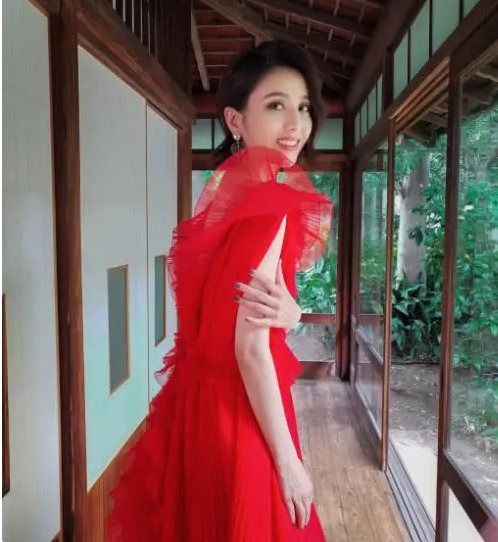 佟丽娅放大招!露脐卫衣秀小蛮腰，网友:果然女神美起来就是不一样