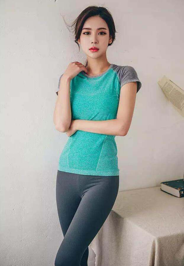 拥有迷人曲线的打底裤美女, 身材太棒了, 让人一眼难忘!