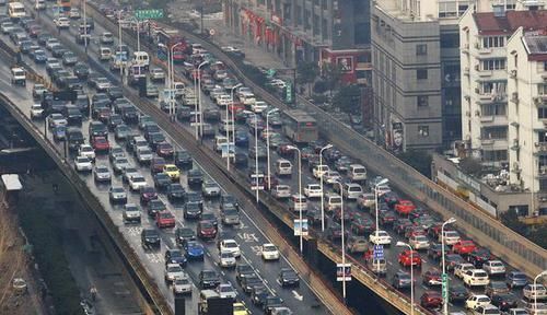  「城里人」为啥农村人没钱分期也要买车，而城里人有钱却不买车