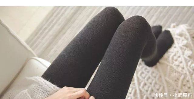 人人都有的黑色打底裤，其实这样穿更美！