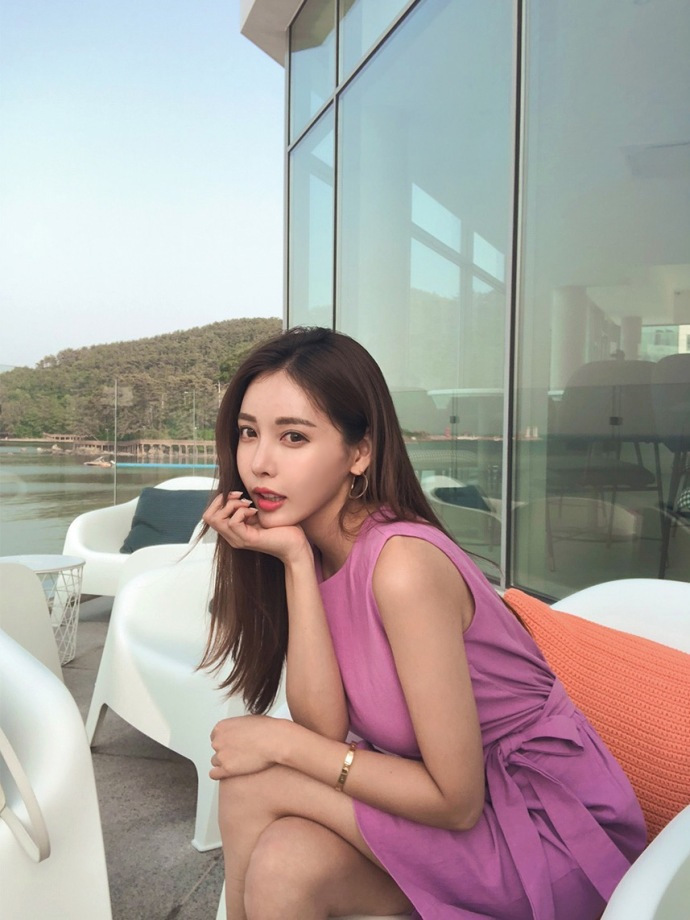 清新娇俏的气质美女，赏心悦目的搭配，处处流露出典雅大气的魅力