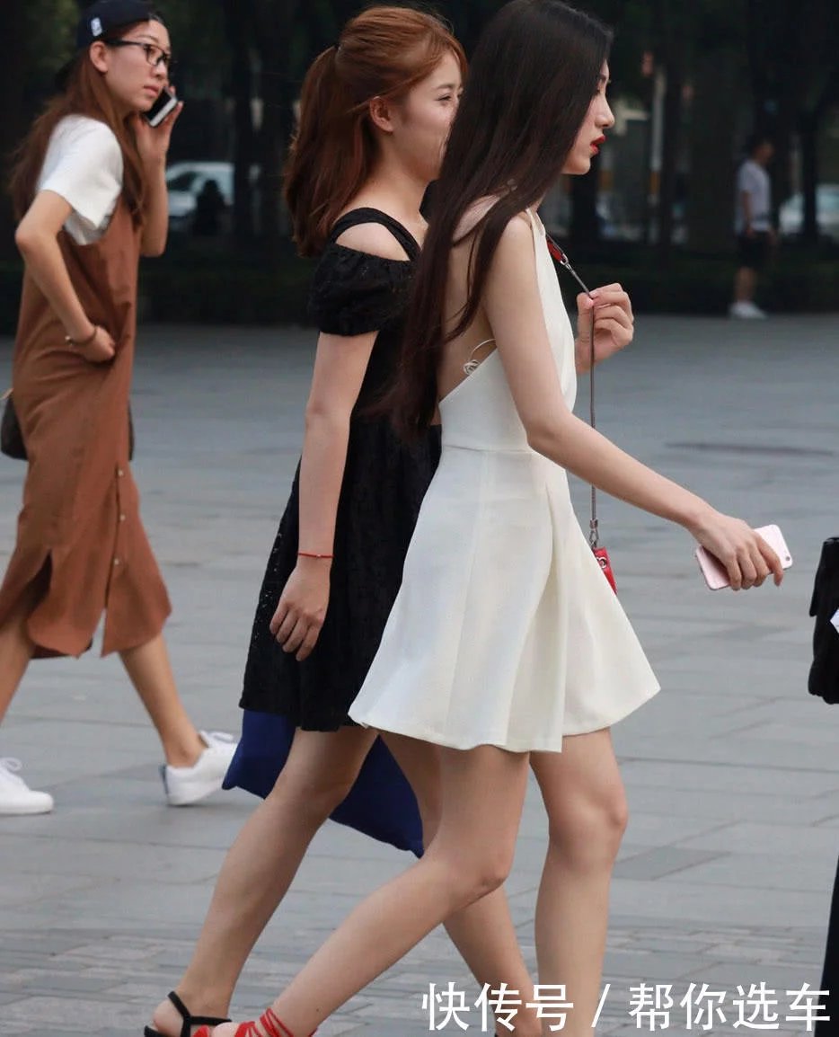 街拍：气质姐妹花优雅出街，黑白吊带裙形成鲜明对比