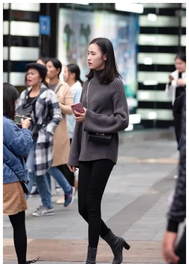  『美女』清新秀美看上去既休闲又时尚，清清爽爽的感觉还很显腿长