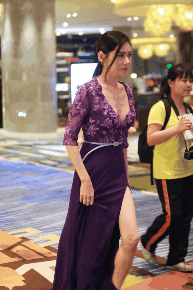 38岁秋瓷炫穿开叉长裙现身, 性感又美艳, 网友直呼: 厉害了于晓光