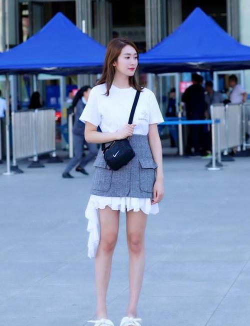  『清新』美女时尚街拍：丰姿冶丽的小姐姐，一件白色上衣配灰色短裙，时尚清新靓丽