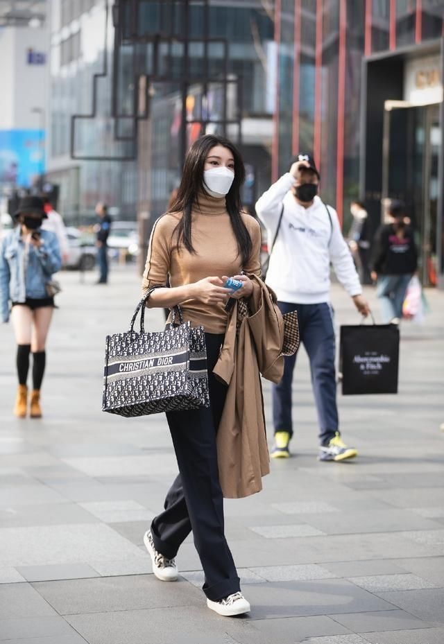  【卫衣】拜托！别穿圆领卫衣了，今年流行这件单品，省时省力又不费钱