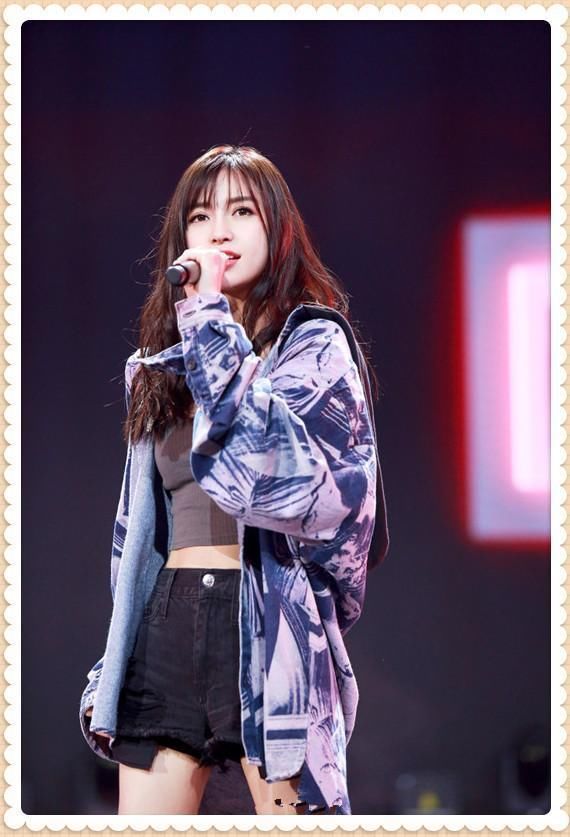 baby霸气！背心竟能穿出比基尼既视感，网友：难怪黄晓明爱不释手