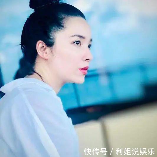  #粉丝#李佳很随和，粉丝求合影素颜也答应，靳东与老婆穿情侣外套超开心