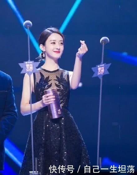 『冻得』女星冬天走红毯赵丽颖被冻哭,她冻晕了,杨幂才是情商最高的