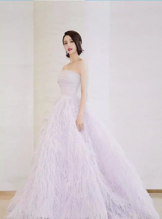 佟丽娅装嫩成功，大红唇T恤背带裤秒变18岁，长发却让网友笑出声