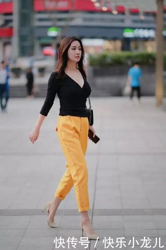 『穿着』街拍:美女穿着一双优雅的尖头高跟鞋,看上去清新亮丽又时尚