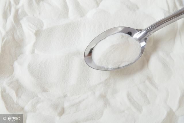 黄褐斑在脸上扎堆怎么办？用对这2招，轻松下斑脸蛋白净