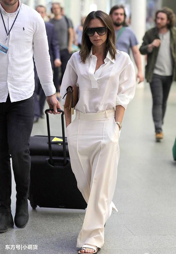 贝嫂穿连裆裤现身，裤裆都不到膝盖，网友直呼:走起路来像个企鹅