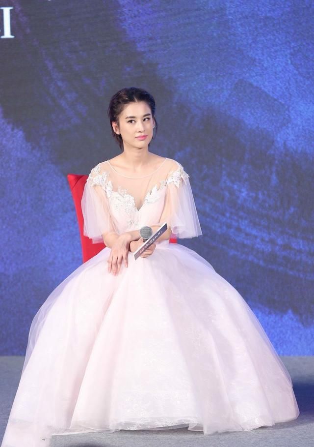 黄圣依戴着塑料帽子现身,网友:这腰不像生过娃!