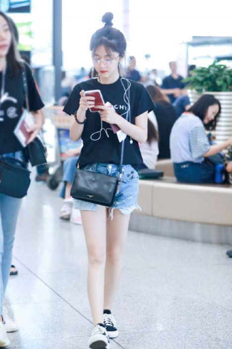 28岁谭松韵仅仅是扎起了丸子头就嫩如高中生,网友:最多17岁