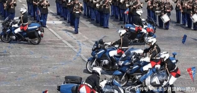 阅兵时的女兵想上厕所，除了军用“尿不湿”，她们只能这样做