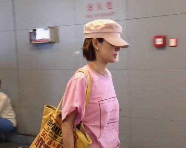 马伊琍也穿了破洞牛仔裤，可破洞太大露了不该露的，网友：好尴尬