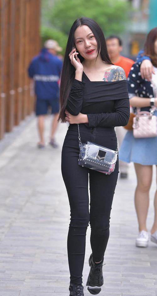 # 黑色#哪一个更好看呢！，街拍黑白裤美女