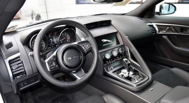  #捷豹#捷豹F-TYPE，奥迪TTRS，两车对比，谁更加像跑车？