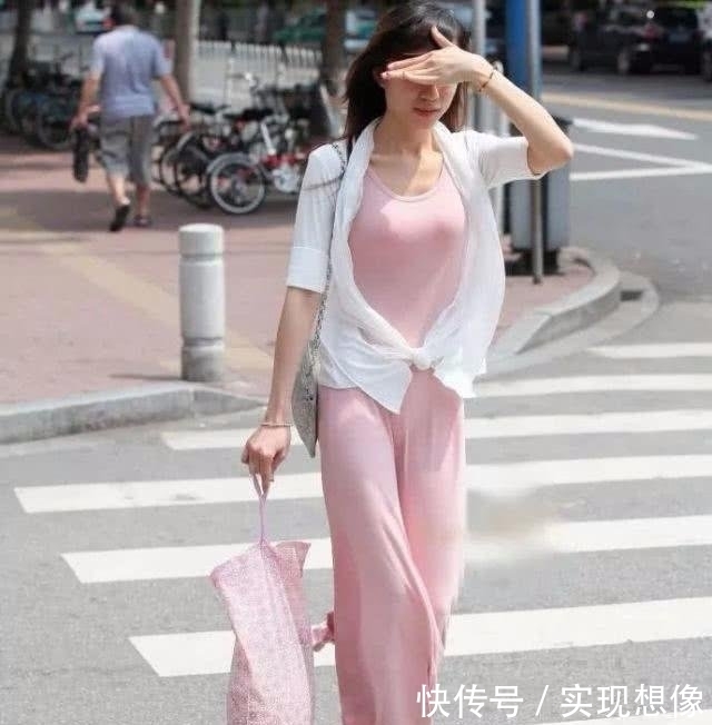  【粉色】摄影长腿美女身穿粉色长裙，风这么大还穿裙子逛街