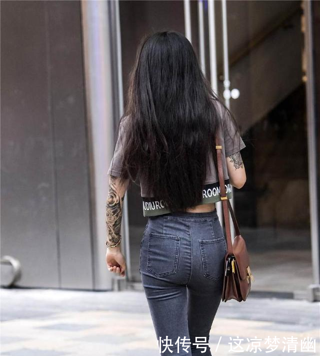 街拍短衫、低腰紧身裤的穿搭，尽显长腿小蛮腰
