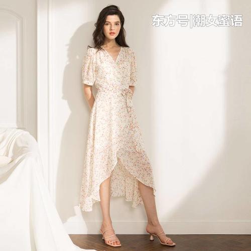 无法抗拒的碎花连衣裙，有着淑女名媛般的风韵，尽显妩媚柔情！