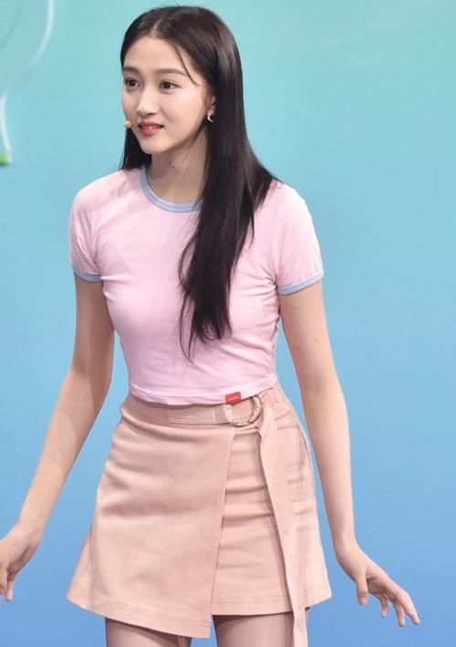 『杨颖』关晓彤杨颖挑战“儿童装”以为是最美，再看到虞书欣身材曲线更让人惊艳