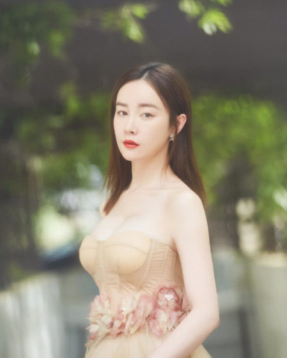 张檬不仅脸变了，连身材都大了两个码，网友：这身材让人“窒息”