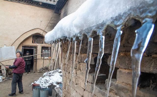  [住在地坑院]雪中实拍中国保存最完好的地下古穴居群，年久超百