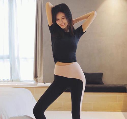 爱穿打底裤的美女:小姐姐很线条感