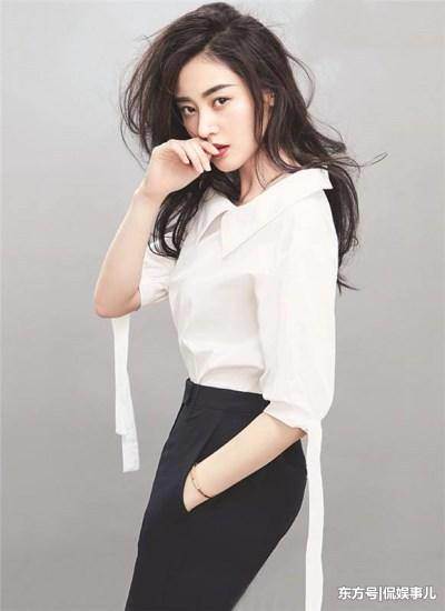 张天爱咋想的？袜子直接套在裤子外，网友：是刚从农村插秧回来吗