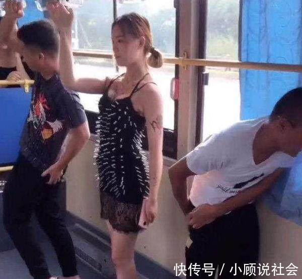 公交车上,漂亮女孩穿这样的性感短裙,却没人敢靠近她