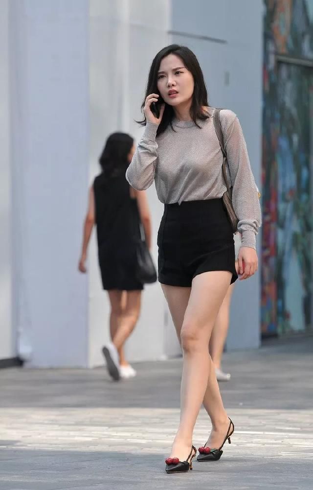  吊带：高跟鞋搭配吊带，清新淡雅又性感
