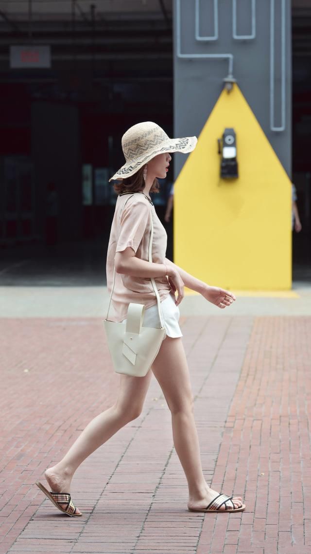 路人街拍，长的好看的女孩，整体的穿衣搭配总是很出色