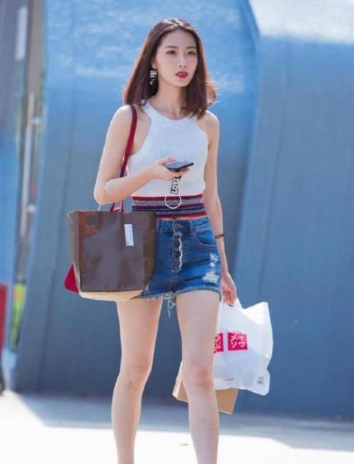  『性感』街拍：身材高挑的小姐姐，一件白色背心配牛仔短裤，时尚性感魅力