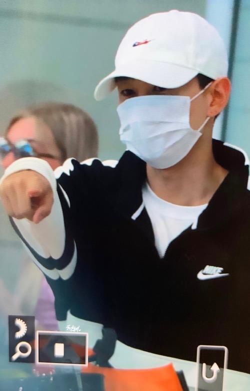 短暂的家族旅行结束!银赫仁川入境满载而归