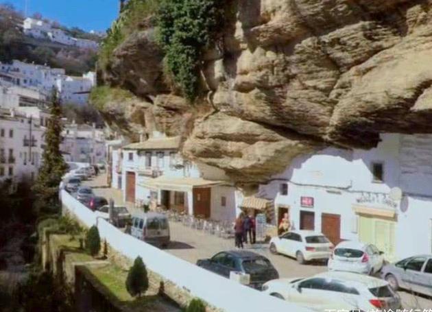 压在巨石底下的村庄，村民在此生活了几百年，不怕坍塌只怕这件事