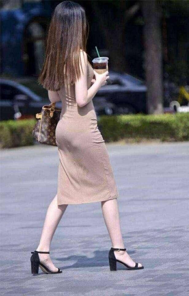 微卷长发的美女加上凹凸有致的身材，非常的有韵味，身材也是完美