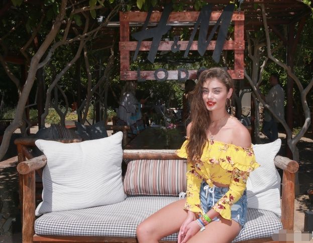 她是维密中最年轻的超模，人称“小泰山”，网友:脖子以下全是腿