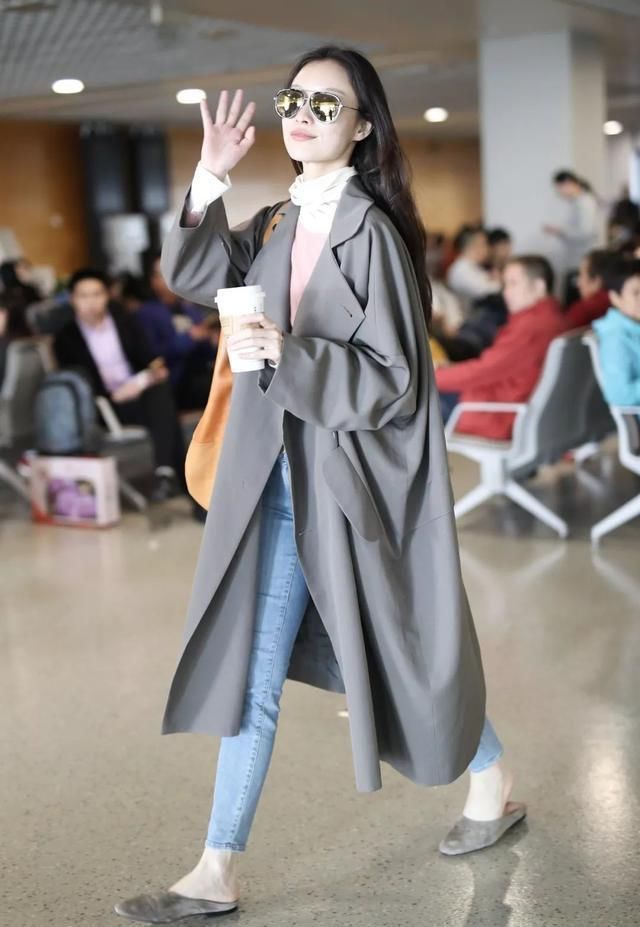  [白鞋]小白鞋真该脱了，2020年流行穿这款“芝士鞋”，别看单薄却超显高