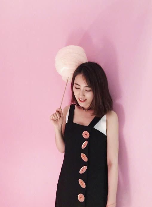 马苏心真大，整身造型就扣着一颗扣子，到场嘉宾全都看慌神了